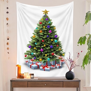 Dettaglio dell'arazzo dell'albero di Natale appeso su una parete bianca in salotto