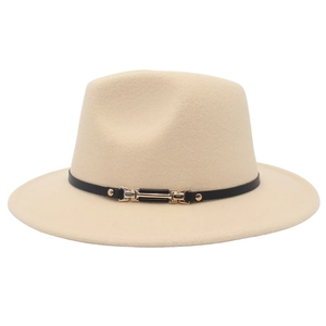 Détail du chapeau Fedora en laine beige avec ceinture noire et boucle en métal doré