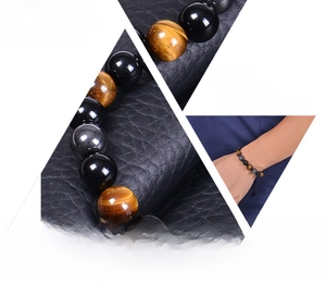 Détails macro du bracelet de protection avec perles d'œil de tigre, obsidienne et hématite