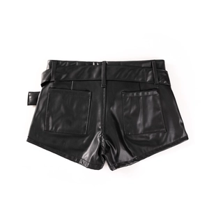 Flachliegende schwarze Kunstleder-Shorts mit realistischer Textur und Glanzeffekt
