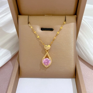 Collier en titane doré avec fermoir cœur et pendentif goutte rose pavé de diamants