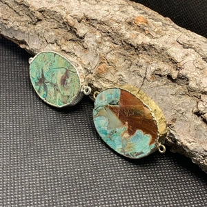 Colgantes conectores de ágata natural con borde dorado y plateado sobre madera