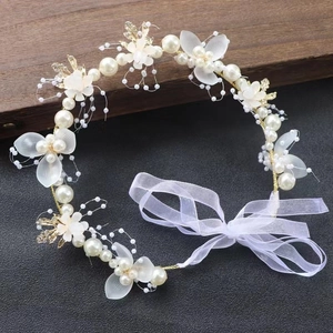 Elegantes Blumen-Diadem für Mädchen mit Elfenbeinperlen, matten Blüten und goldenen Blättern
