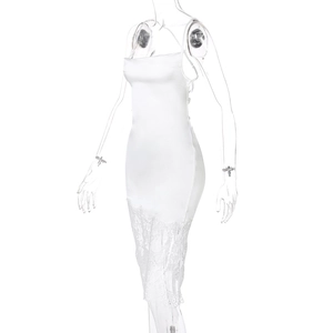 Gros plan d'une robe en satin blanc avec col en V et détails en dentelle sur l'ourlet