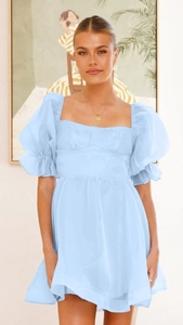 Detailansicht des hellblauen Organza-Minikleids mit Puffärmeln und eckigem Ausschnitt