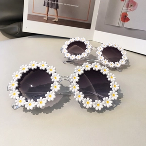 Funny sunflower daisy sunglasses with white petals and yellow centers for party decoration