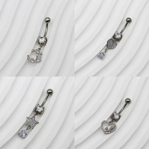 Vues détaillées de quatre piercings de nombril en acier avec pendentifs zircon coeur et lune