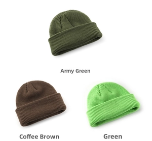 Detaillierte Stricktextur von armeegrünen, kaffeebraunen und grünen Wintermützen