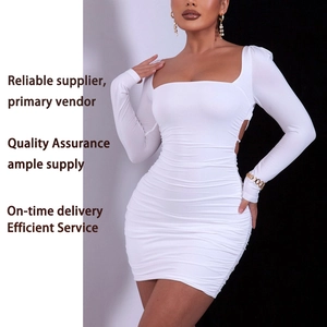 Robe courte moulante blanche à manches longues avec décolleté carré et fronces