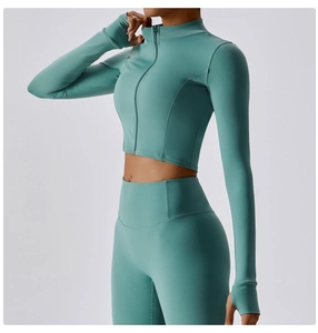 Détails du col montant et des poignets avec passe-pouce sur la veste de yoga menthe