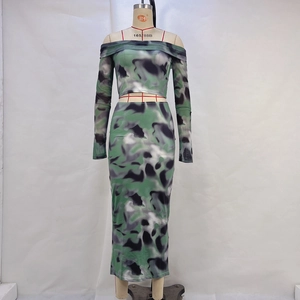 Dettaglio del set due pezzi slim fit con stampa mimetica verde astratta su un manichino