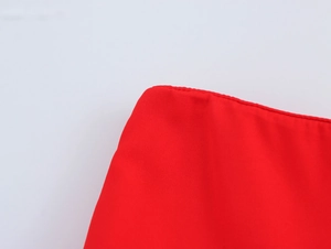 Vue macro de la texture du tissu rouge et des coutures de qualité de cet ensemble