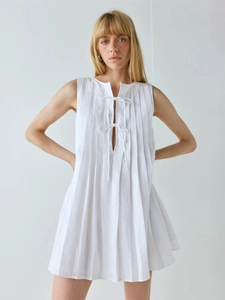 Robe mini plissée blanche sans manches avec col en V et nœuds délicats pour l'été