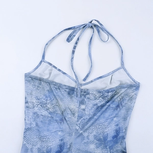 Détails de l'encolure dos nu bleue à imprimé floral et des liens réglables sur la robe