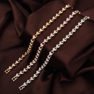 Vue détaillée de trois bracelets en forme de cœur en or, or rose et argent avec strass