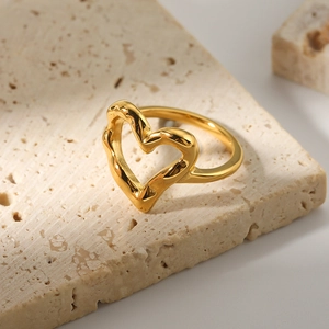 Minimalistischer hohl herzförmiger Ring aus 18K vergoldetem Edelstahl mit Lavastruktur
