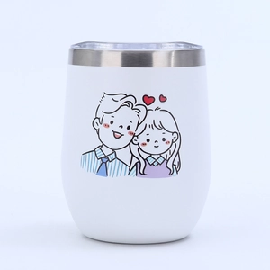Detail of 12oz white egg-shaped tumbler with cartoon couple print and clear lid