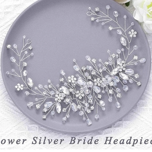 Cerchietto da sposa argento con strass e perle, design a vite su un piatto grigio