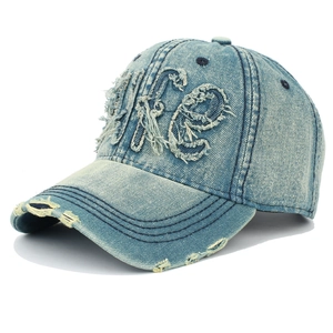 Détail de la casquette en denim délavé rétro avec bords usés et broderie LIFE lettrage