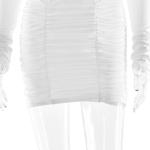Vue détaillée de la texture froncée élégante et du tissu blanc ajusté de la robe