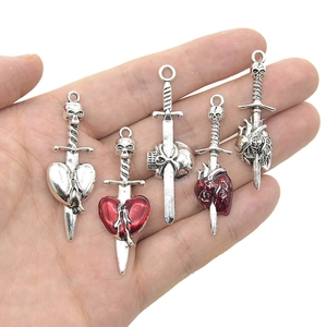 Colgantes góticos de calavera espada y corazón en plata antigua para joyería DIY
