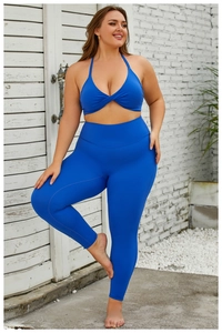 Détail d'un ensemble de yoga grande taille bleu roi avec brassière croisée et legging haut