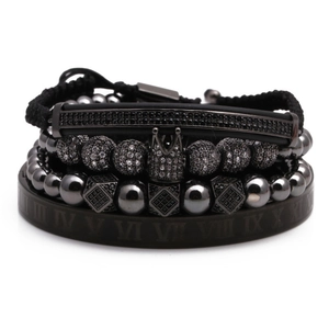 Detail eines 4-teiligen Herren-Armbandsets mit Kronenperle und römischem Zahlenreif