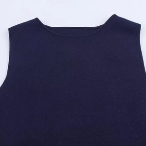 Dunkelblaues ärmelloses Strickkleid mit Ausschnitt-Detail und hochwertiger Textur