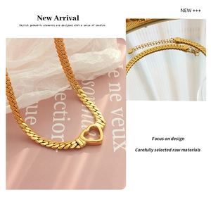 Détails du pendentif coeur doré et chaîne serpent plate avec fermoir mousqueton