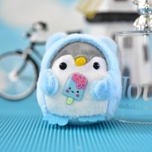 Detailansicht eines niedlichen blauen Pinguin-Plüsch-Anhängers mit kleinem Eis-Accessoire