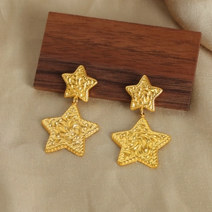 Boucles d'oreilles minimalistes en titane doré avec pendentifs étoiles et texture martelée