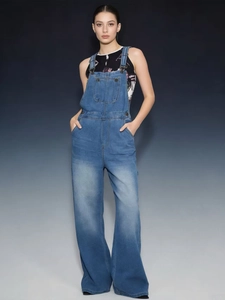 Salopette en jean ample pour femme en bleu moyen avec finition délavée vintage