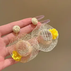 Boucles d'oreilles chapeau de paille fait main avec fleurs jaunes pour style estival