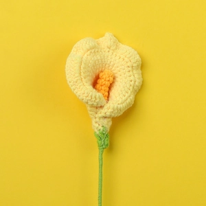 Gros plan détaillé d'un arum en crochet fait main avec texture de tricot visible