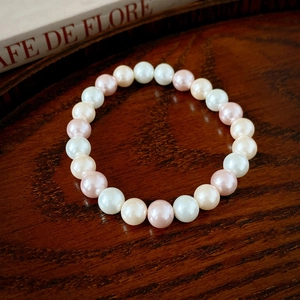 Détail du bracelet de perles vintage français avec des perles blanches bises et roses