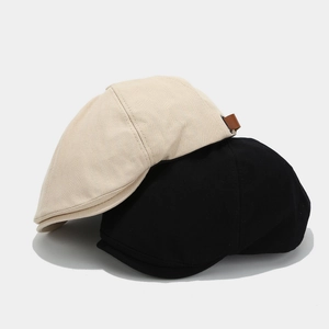 Berretti newsboy classici beige e nero con motivo a spina di pesce e dettaglio in pelle