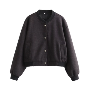 Détails à plat d'un blouson teddy gris foncé en laine avec boutons-pression et bords-côtes