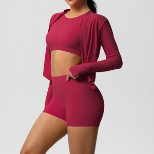 Vue détaillée de l'ensemble de sport trois pièces bordeaux pour femme avec veste et short