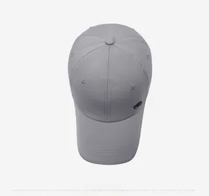 Vue de dessus casquette grise séchage rapide avec bandes réfléchissantes et coutures de qualité