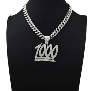 Collier argenté glacé numéro 1000 avec chaîne cubaine sur un mannequin de bijoux noir