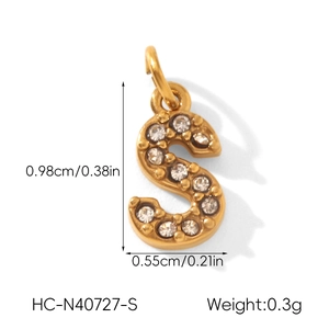 Détails et dimensions du pendentif lettre S doré avec cristaux pour collier