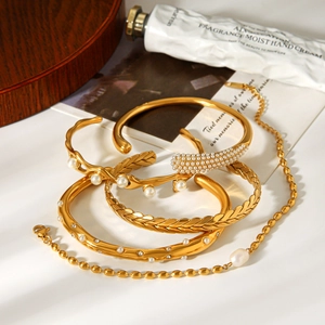 Dettaglio del set bracciale e collana in acciaio inossidabile placcato oro 18k con perle