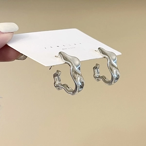 Minimalist silver S925 earrings featuring irregular wave pattern and liquid metal finish