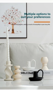 Vista dettagliata di portacandele in ceramica opaca con forme geometriche e candele