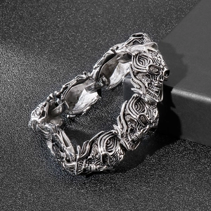 Détail du bracelet tête de mort punk vintage avec finition argent oxydé et gravure métal