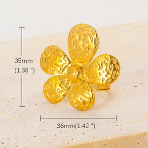 Macro dell'anello a farfalla in oro 18k con petali testurizzati e misure indicate