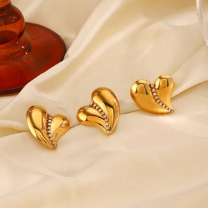 Elegant 18K gold-plated heart jewelry set with rhinestones on beige silk fabric