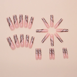 Unghie finte lunghe a bara rosa nudo con glitter argento e motivi artistici a onde nere