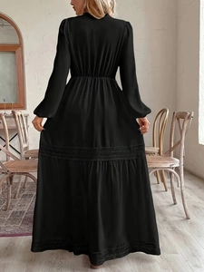Detailansicht der Rückseite eines eleganten schwarzen Maxikleids mit Spitze und Ärmeln