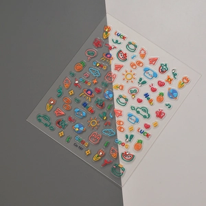 Détail d'autocollants 3D pour ongles avec motifs colorés de lapins et de fruits